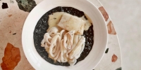 Черный рис с палтусом и кальмарами