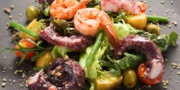 Теплый салат с осьминогом и креветками
