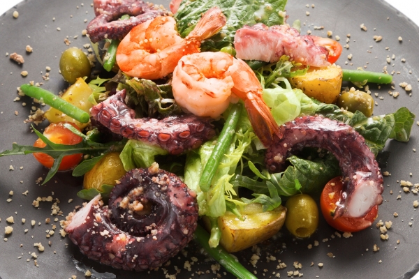 Теплый салат с осьминогом и креветками